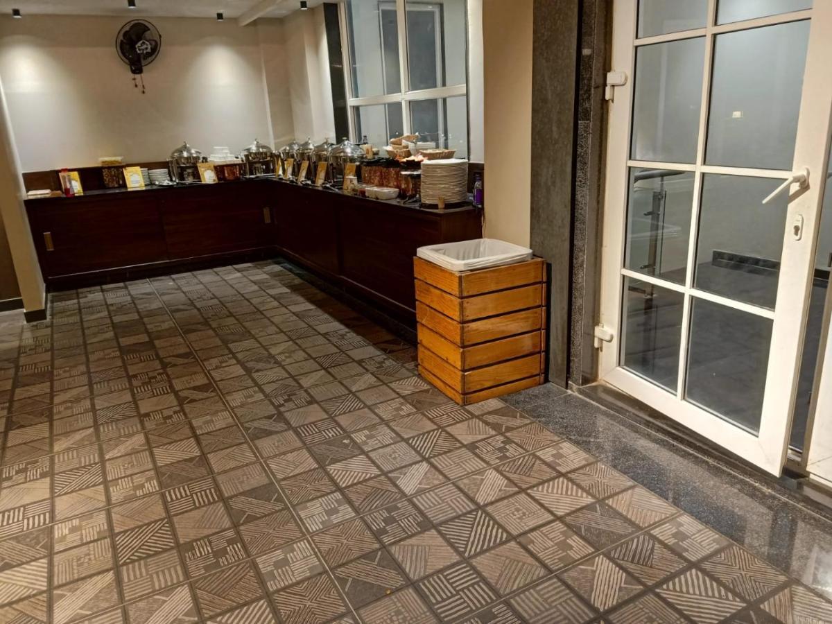 Hotel Royal Livin Варанаси Экстерьер фото