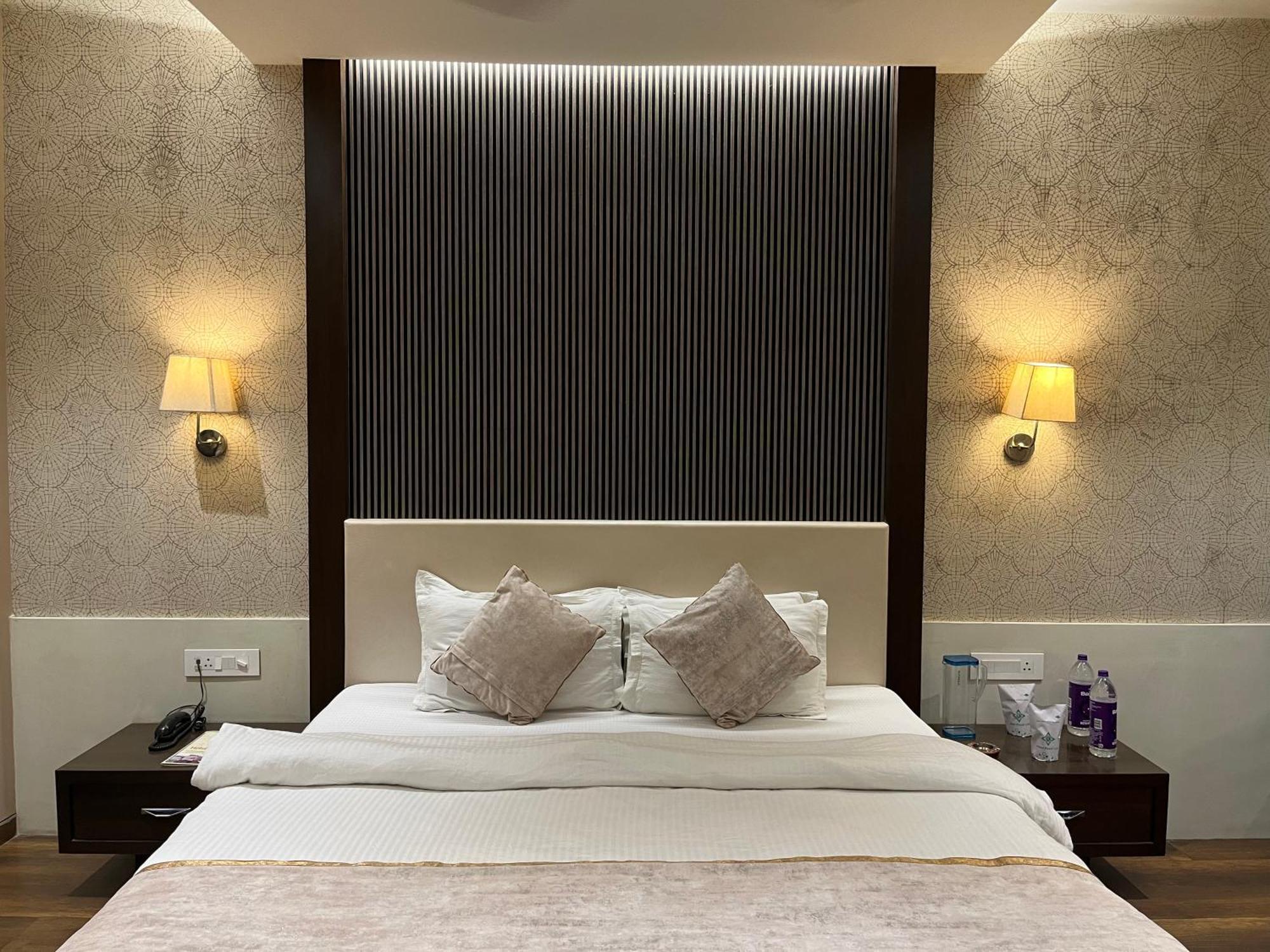 Hotel Royal Livin Варанаси Экстерьер фото