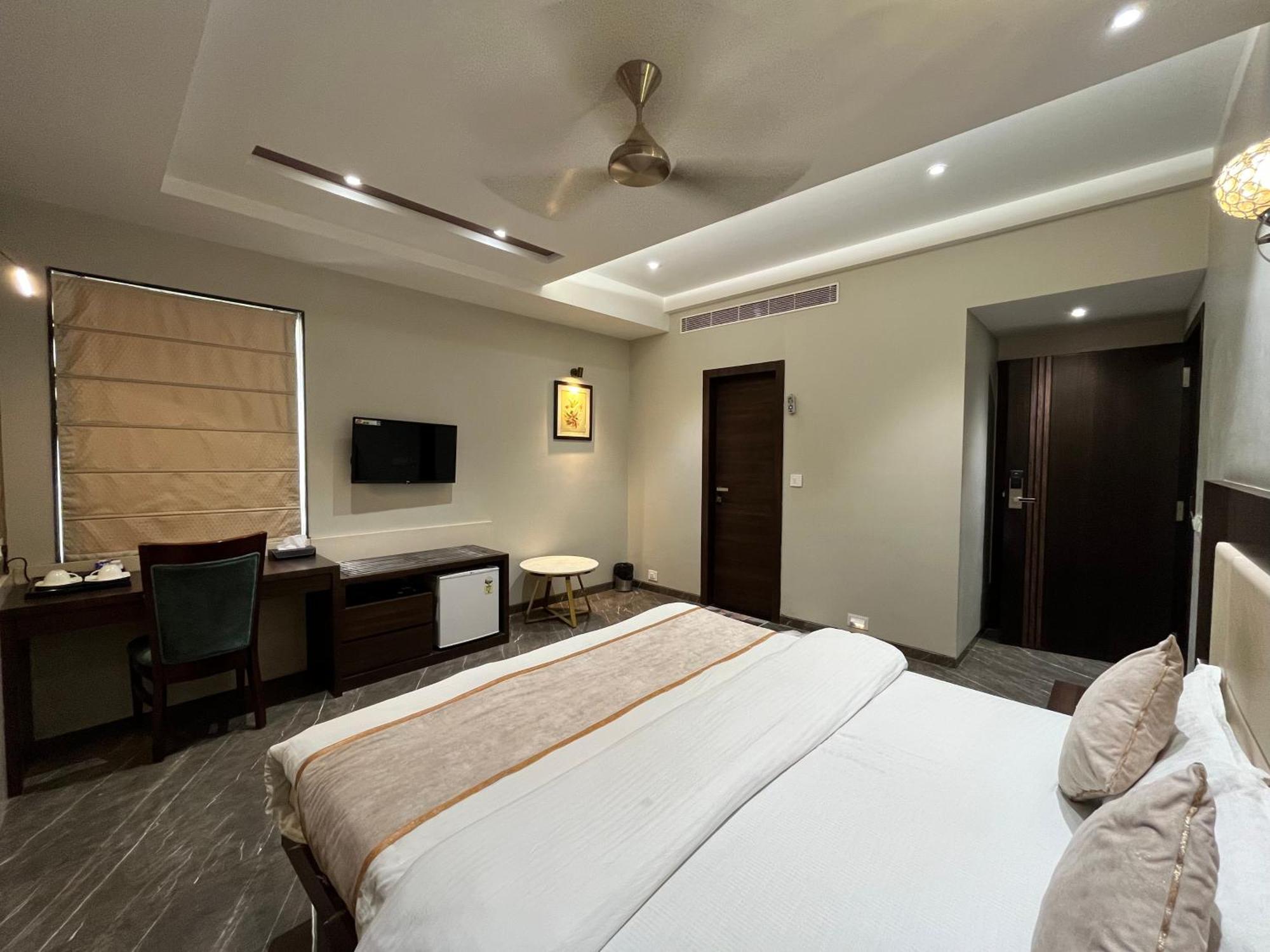 Hotel Royal Livin Варанаси Экстерьер фото